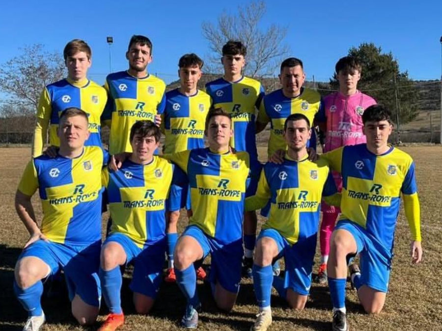 Equipación amarilla y azul · con tu patrocinador